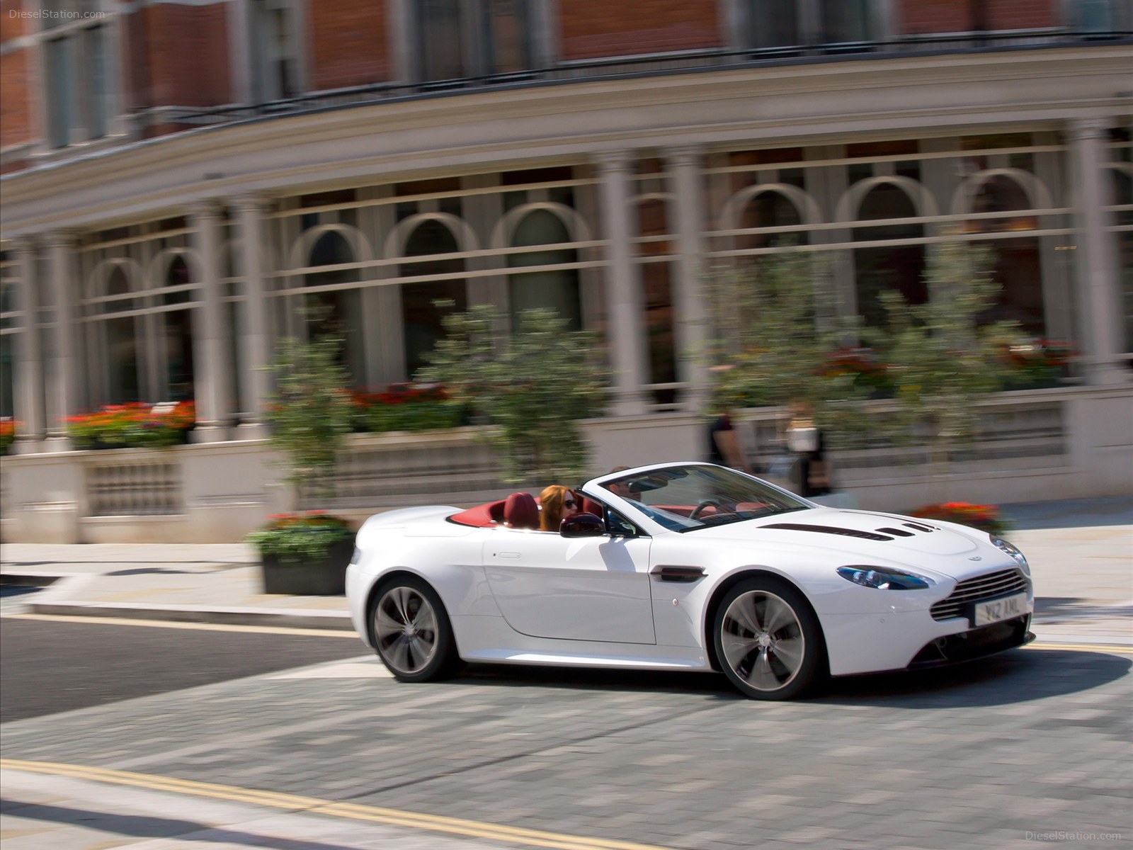 Aston Martin V12 Vantage Roadster 2013